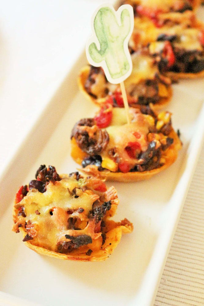 Bild: Rezept für Wraps mal anders – kleine Wrap Muffins als herzhaftes Partyfood mit Hackfleisch Füllung oder vegetarisch, leckere mexikanische Party Snacks mit passenden Beilagen; gefunden auf www.partystories.de
