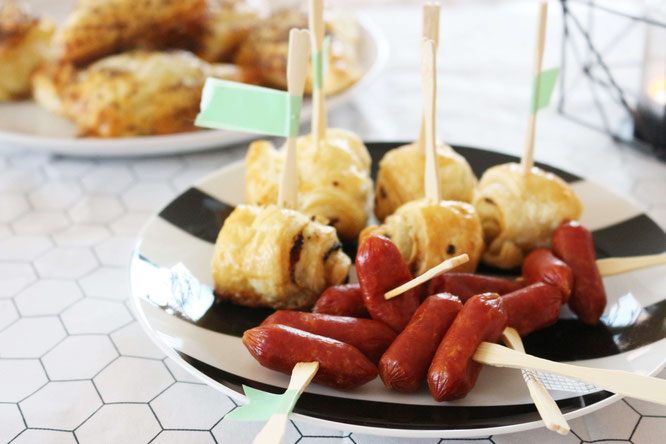 Bild: Ideen für eine Fussballparty, Snackbar für Fussballfans und Freebie für DIY Deko mit Girlanden, Poster und Fussball-Bullshit-Bingo, Partyfood am Spieß, gefunden auf Partystories.de