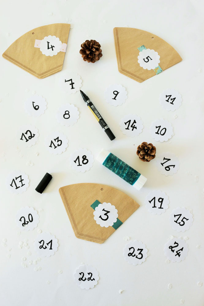Bild: DIY Upcycling Adventskalender mit Kaffeefilter zum Aufhängen selber machen - Ideen und Schritt-für-Schritt Anleitung von Partystories.de // #Advent #Adventskalender #DIYadventskalender #Upcycling