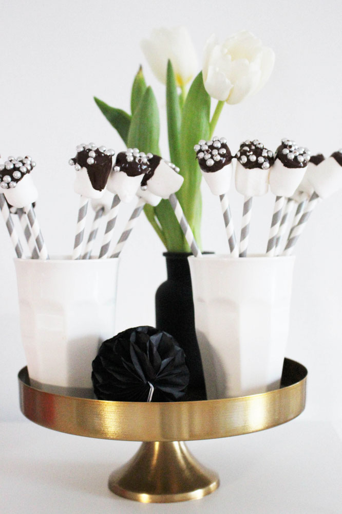 Bild: easy-peasy Rezept für leckere Marshmallow Pops, gefunden auf Partytories.de