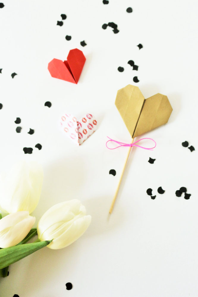Bild: DIY Origami Herzen zum Valentinstag oder die Hochzeit selber basteln, einfache Origami Herzen mit dieser Anleitung falten, inklusive Bastelvorlage für Origami Herzen; gefunden auf www.Partystories.de