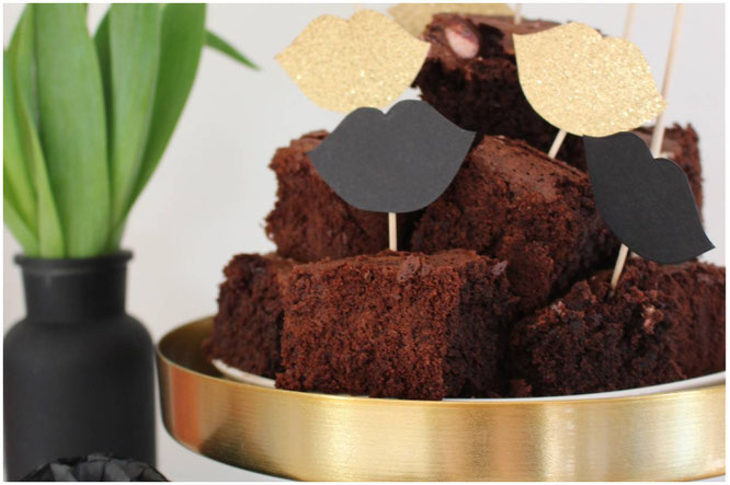 Bild: einfaches Rezept für saftige Brownies mit Marshmallows, süße Partyfood- und Partysnack Idee, gefunden auf www.partystories.de