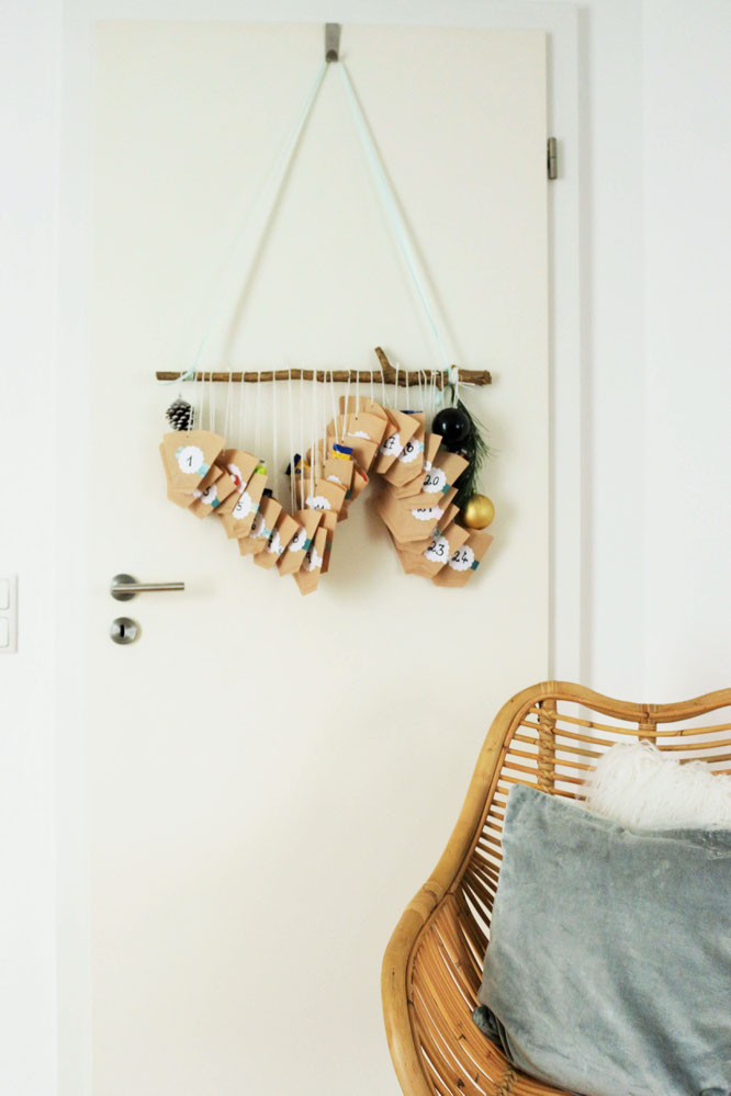 Bild: DIY Upcycling Adventskalender mit Kaffeefilter zum Aufhängen selber machen - Ideen und Schritt-für-Schritt Anleitung von Partystories.de // #Advent #Adventskalender #DIYadventskalender #Upcycling