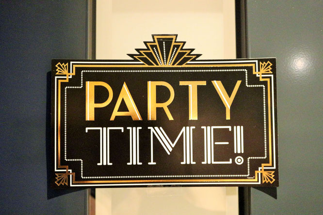 Bild: Ideen für eine Hollywood Motto Party zum Geburtstag oder im Great Gatsby Stil für Silvester, Hollywood Dekoration Ideen für eine Mottoparty von Partystories.de mit Party.de // #Hollywoodparty #Silvesterparty #Geburtstagsparty #GreatGatsbyparty