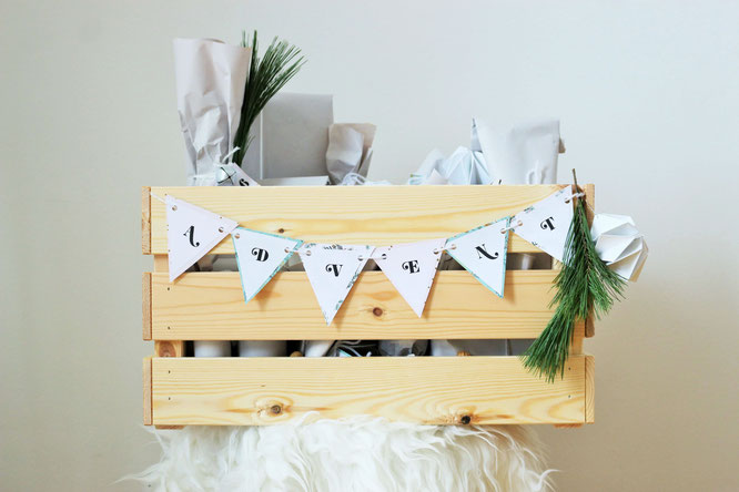 Bild: DIY Adventskalender samt Holzkiste selber machen - mit Freebie Bastelvorlage für Girlande und Adventskalenderzahlen von Partystories.de // #Advent #Adventskalender #DIYadventskalender #Adventskiste