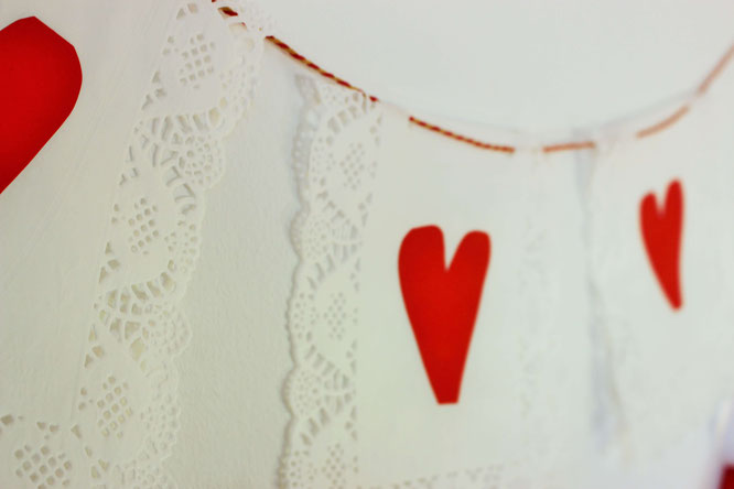 Bild: DIY Girlanden, Herzgirlanden, Anleitung Girlande selber basteln, Partystories