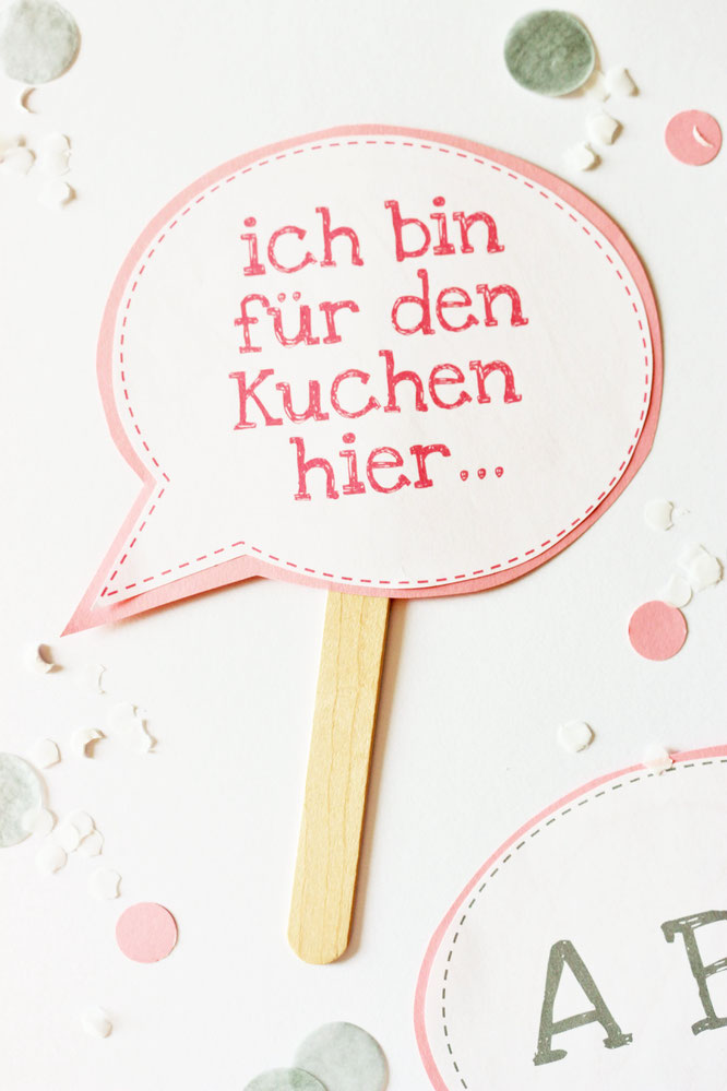 Bild: DIY Deko zur Einschulung und für die Einschulungsparty - Photoprops selber basteln für schöne Fotos mit dem Schulkind, mit Freebie Bastelvorlage von Partystories.de