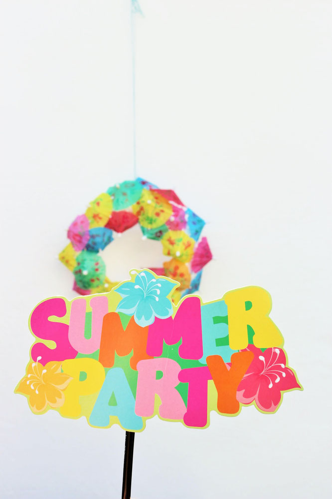 Bild: DIY Cocktailschirmchen Kranz – schöne Sommer Deko und Garten Deko aus Cocktailschirmchen selber basteln; gefunden auf Partystories.de