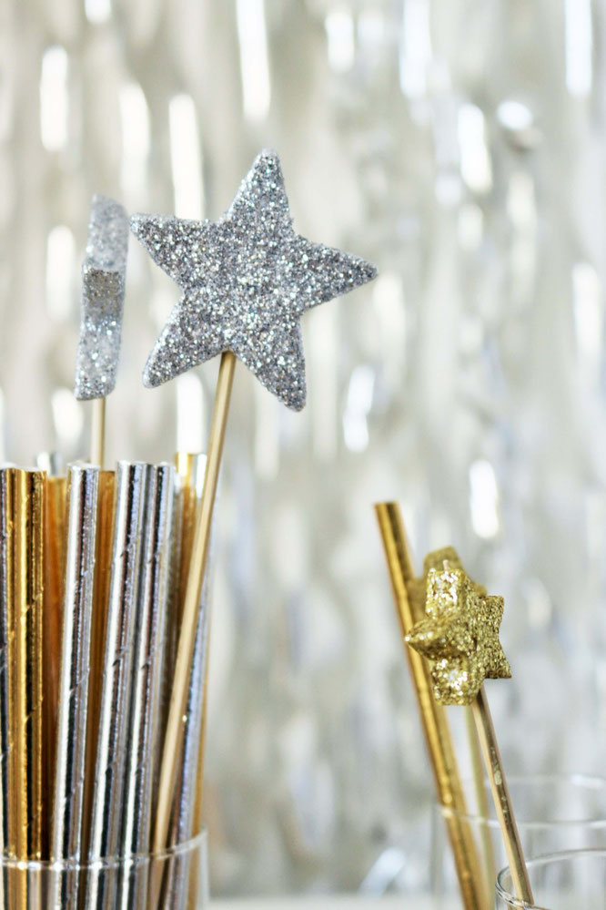 Bild: DIY Party Deko mit Styropor Sternen für Weihnachten, Silvester oder eine Winter Hochzeit selber basteln - mit dieser Idee für Cocktailstäbchen, Kuchentopper und Foodtopper aus Sternen am Spieß; gefunden auf www.partystories.de