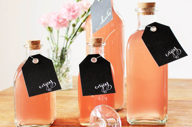 Bild: Frühlingsrezepte mit Rhabarber? Wie wäre es mit selbstgemachtem Rhabarber-Schnapps? Eine schnelle DIY Geschenkidee, lecker und für jeden Anlass! Gefunden auf www.partystories.de