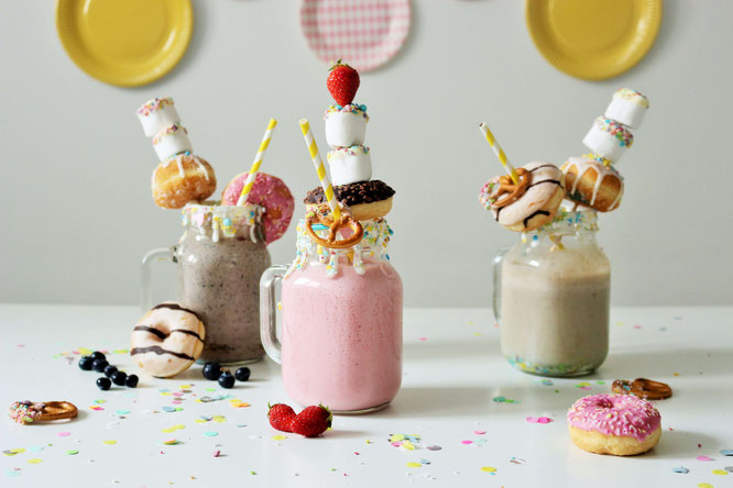 Bild: Milkshake Rezept als Funfetti-Streusel-Freakshake mit Früchten wie Erdbeeren, Banane oder Heidelbeeren ganz einfach die Party, den Geburtstag, die Einschulung und jeden Anlass zum feiern mixen! // gefunden auf dem Kreativblog Partystories.de 