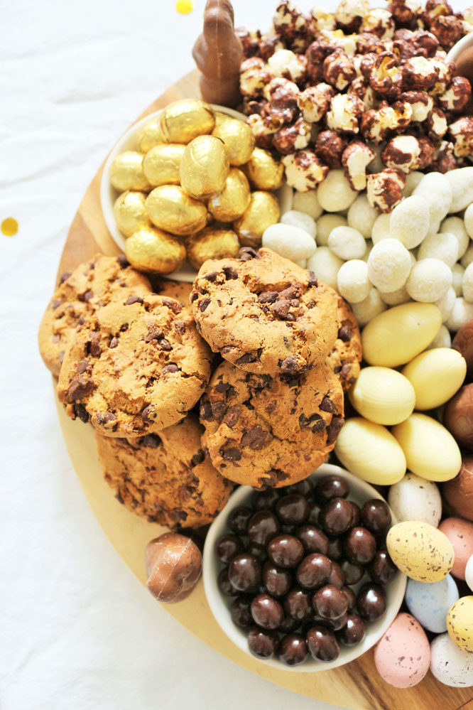Bild: Schokolade mal anders als Grazing Platter oder Grazing Board zum Oster Brunch servieren - so geht der Food Trend der Partyplatte für Ostern! // Anleitung & Fotos von Partystories.de // #Ostern #Partyfood #Osternfeiern #Tischdeko #Osterparty #Brunch