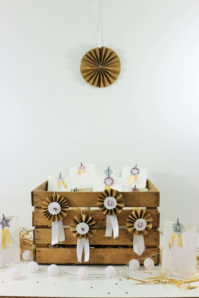 Bild: DIY Adventskalender für Kinder & Pferde-Fans mit dieser Anleitung als Upcycling-Adventskiste ganz einfach und kreativ selber machen. Mit Schritt-für-Schritt Anleitung für Reiterabzeichen. // Partystories.de entdecken! // #diyAdventskalender #Pferde