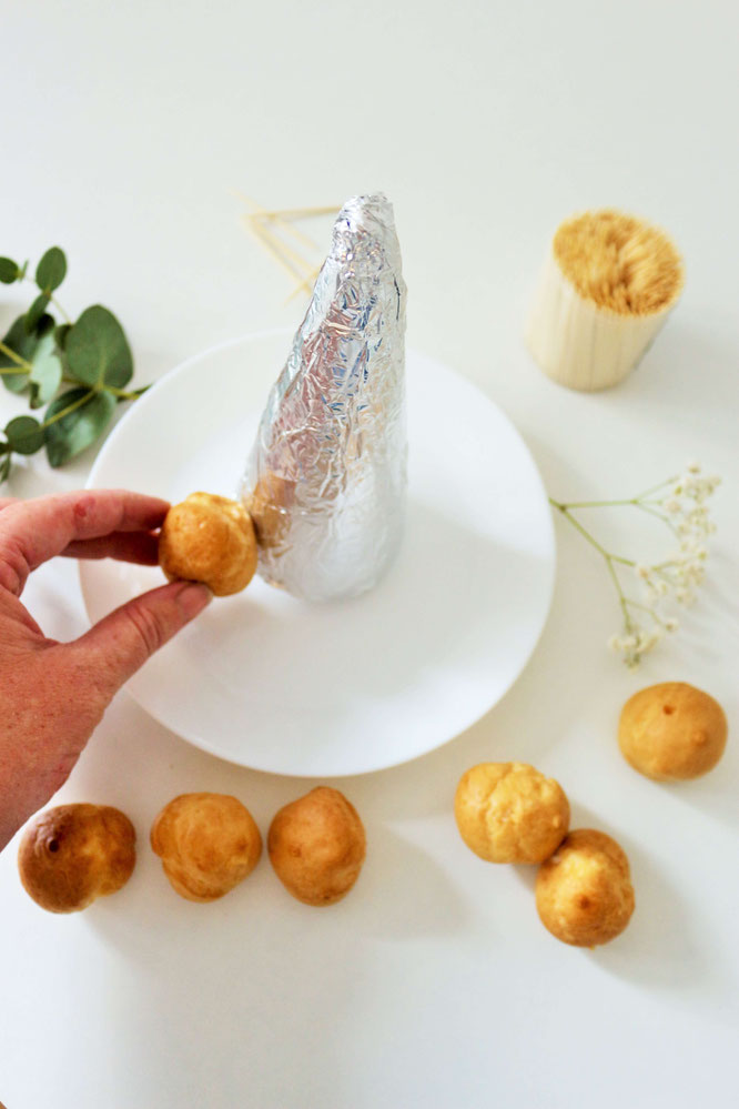 Bild: Croquembouche Rezept Alternative – so einfach eine Windbeutel-Pyramide für den Sweettable oder die Candybar einer Hochzeit oder Party umsetzen; Schritt-für-Schritt Anleitung vom DIY Deko Blog www.partystories.de // #croquembouche #windbeutelpyramide