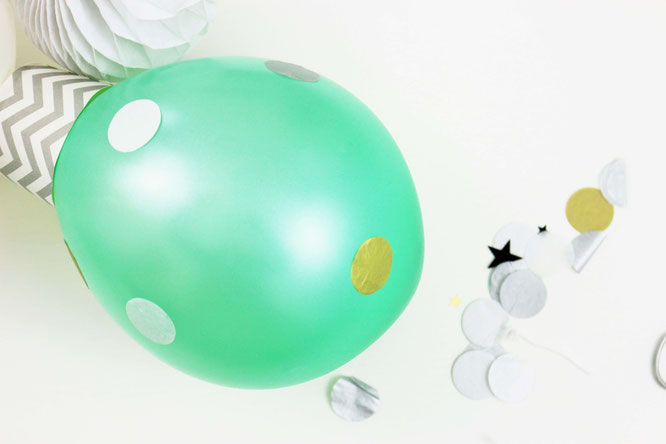 Bild: Weihnachtsdekoration aus Luftballons ganz einfach selber machen - mit Luftballons, Muffinförchen oder Pappbechern und Konfetti, schöne Deko für Weihnachten oder die Silvesterparty!