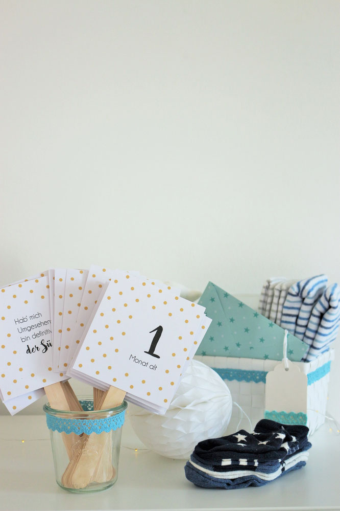 Bild: // DIY Baby Meilenstein Karten // Mit dieser Bastelanleitung und Freebie Bastelvorlage kannst Du deine ganz eigenen Baby Milestone cards als Geschenk Idee zur Schwangerschaft oder Geburt selber machen, gefunden auf www.partystories.de