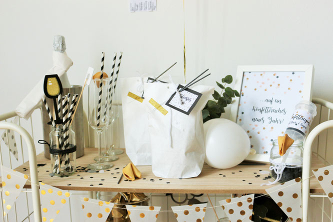 Bild: Konfetti-Popper einfach selber machen, ein schönes DIY Geschenk für die Hochzeit, zum Geburtstag oder Silvester, mit Freebie für Banderole "Konfettiregen bringt Glück & Segen", gefunden auf www.Partystories.de