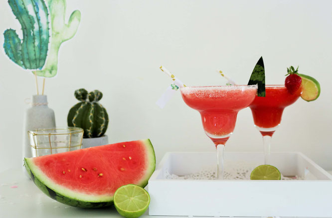 Bild: Einfaches Rezept für leckere fruchtige frozen Margaritas mit Früchten wie Erdbeeren, Wassermelone, Ananas, Pfirsich oder Mangos, der perfekte Drink für eine Party im Sommer; gefunden auf www.partystories.de
