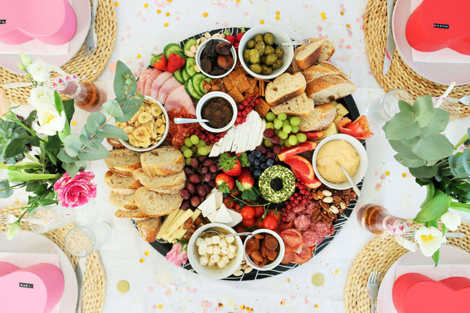 Bild: Partyfood Trend Charcuterie Board & Grazing Platter - mit diesen Tipps & Ideen die ultimative (kalte) Partysnack Platte für jeden Anlass umsetzen! // gefunden auf dem DIY Kreativblog www.partystories.de // #partyfood #mottoparty #kalteplatte