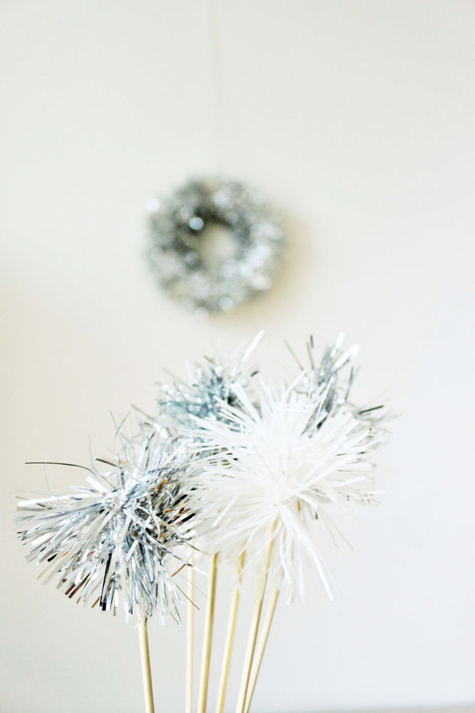 Bild: DIY Silvester Deko Idee mit Lametta: Mit dieser Anleitung kreative Topper für Food und Kuchen oder Cocktailstäbchen aus Lametta selber machen // gefunden auf www.partystories.de // #silvester #diydeko #lametta #caketopper #drinkstirrer #cocktails