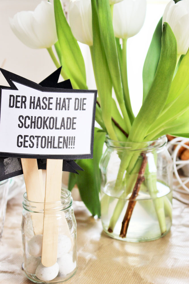 Bild: Ideen für DIY Osterdeko, lustige Ostersprüche als Schild, Tischdeko, Freebie zum nachmachen inklusive, gefunden auf Partystories.de