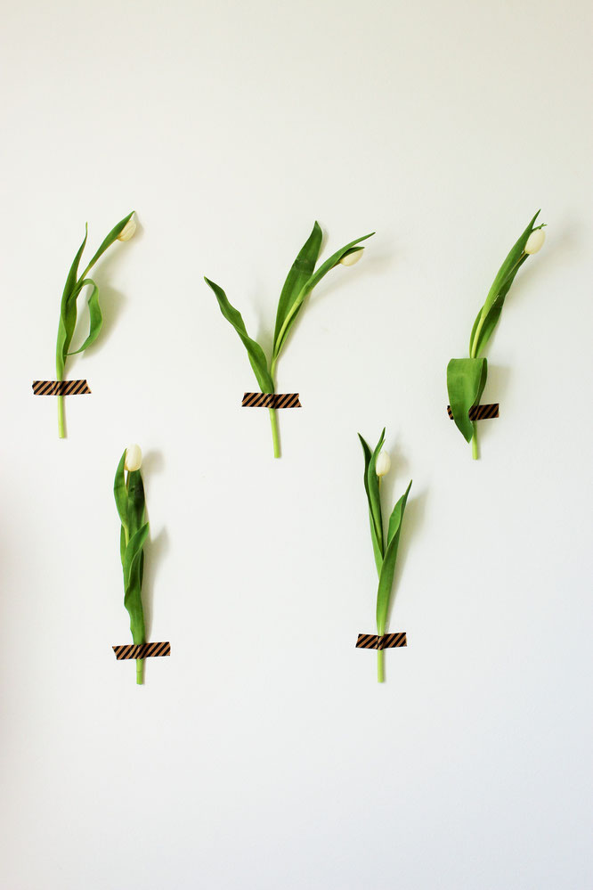 Bild: DIY Deko für Ostern ganz schnell selber machen - mit Tulpen Dekoration als Backdrop und DIY Photoprops als Freebie von Partystories.de