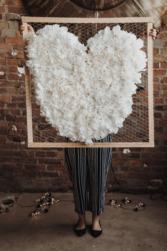 Bild: DIY Deko Backdrop für die Party oder Hochzeit – mit dieser Anleitung ganz einfach eine Upcycling Dekoration aus alten Kaffeefiltern selber basteln // gefunden auf dem Partystyling Blog Partystories.de // Foto: Sebastian Sachs, Gefühlsrausch