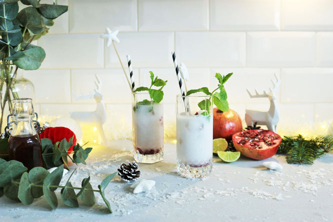 Bild: Rezept Winter Cocktail - perfekt für Advent, Weihnachten oder die Silvester party. Winter Mojito mit Batida Rum, Kokosnuss, Granatapfel und Minze // Rezept und Fotos von Partystories.de // #Wintercocktail #Mojito #Weihnachtscocktail #batida