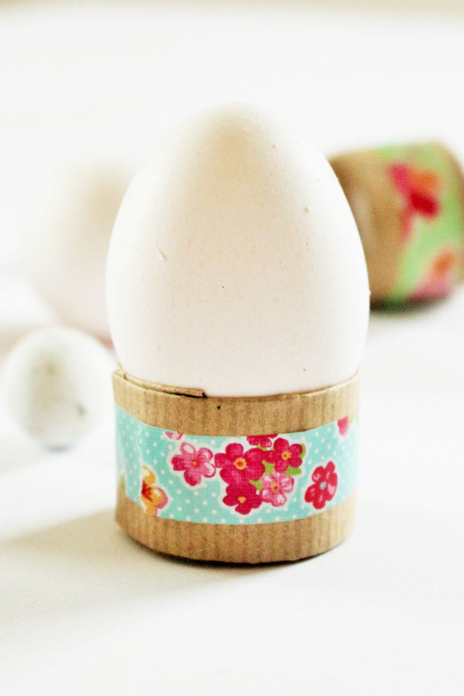 Bild: DIY Eierbecher Upcycling Idee - mit Klopapier Rolle oder Küchenpapier Rolle und Washitape ganz einfach Eierbecher als Tischdeko, für Ostern oder den Brunch selber basteln; gefunden auf www.partystories.de