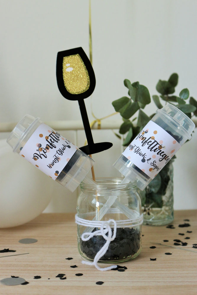 Bild: Konfetti-Popper einfach selber machen, ein schönes DIY Geschenk für die Hochzeit, zum Geburtstag oder Silvester, mit Freebie für Banderole "Konfettiregen bringt Glück & Segen", gefunden auf www.Partystories.de