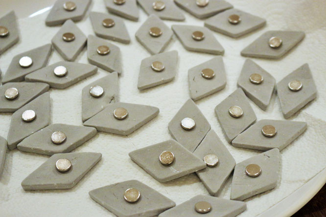 Bild: DIY Idee mit Beton, mit dieser Anleitung Magnete aus Knetbeton einfach selber machen, gefunden auf www.partystories.de