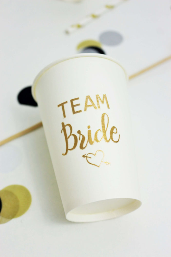 Bild: DIY Deko Idee für den JGA und die Brautparty - so einfach Gläser und Becher mit temporären Tattoos wie „Team Bride“ individuell gestalten // gefunden auf www.partystories.de // #teambraut #teambride #jga #Brautparty #bridalparty #diydeko