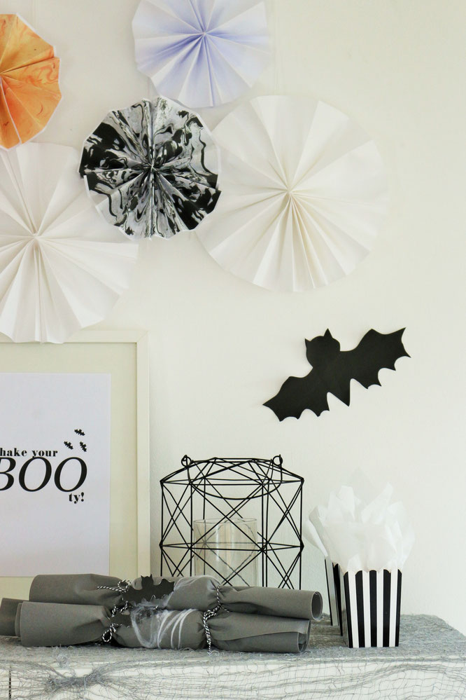Bild: Eine schnelle last-minute Idee, um Halloween Süßigkeiten zu verpacken - als Knallbonbons mit Toilettenpapier-Rollen Upcycling und Servietten, inkl. Fledermaus Bastelvorlage; noch mehr DIY Ideen für Halloween gibt's auf www.partystories.de