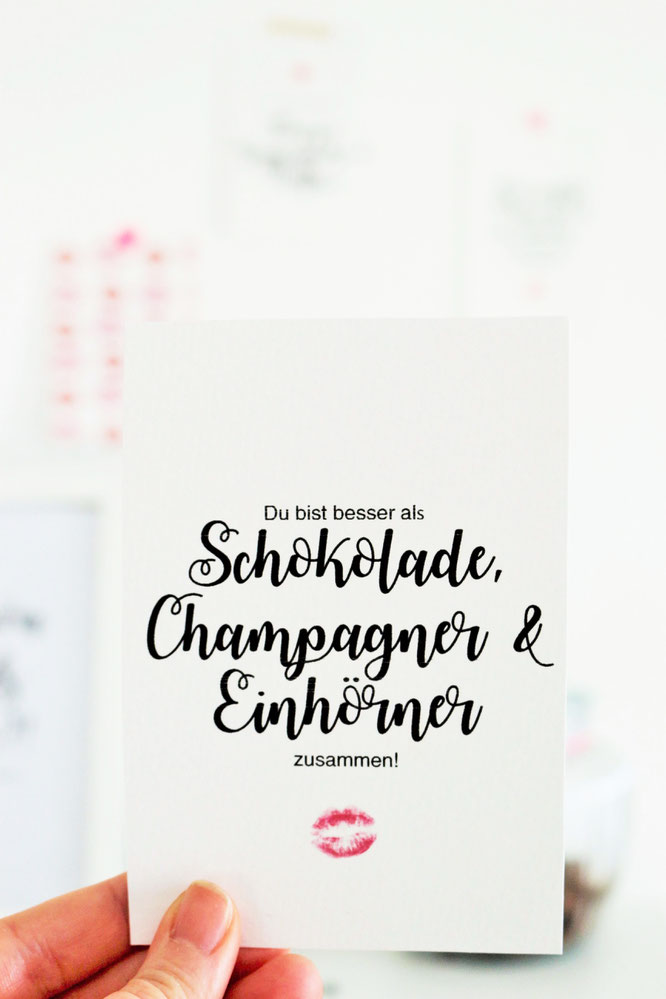 Bild: DIY Geschenk zum Valentinstag für Sie und Ihn, kreative Geschenkidee für den Valentinstag mit diesen Freebie Karten und Poster zum runterladen; gefunden auf www.partystories.de