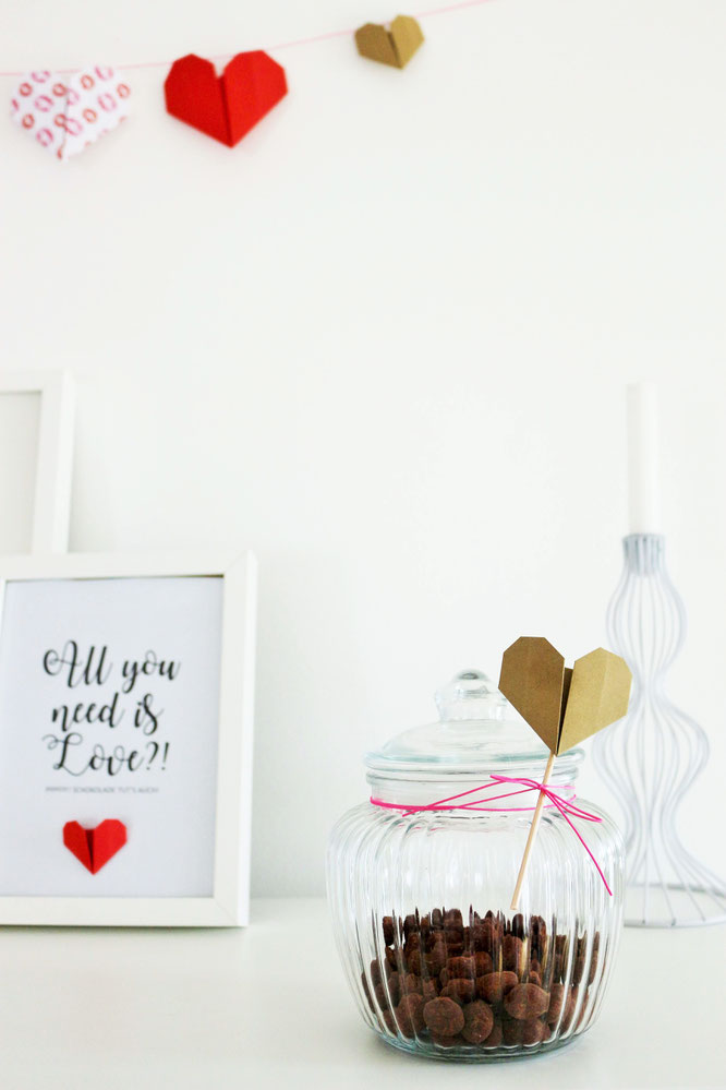 Bild: DIY Origami Herzen zum Valentinstag oder die Hochzeit selber basteln, einfache Origami Herzen mit dieser Anleitung falten, inklusive Bastelvorlage für Origami Herzen; gefunden auf www.Partystories.de