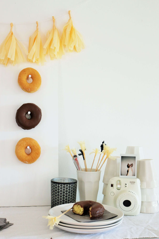 Bild: DIY Donut/Bagel Wall, mit dieser Schritt-für-Schritt Anleitung Mit dieser Schritt-für-Schritt Anleitung machst Du eine eigene Donut/Bagel Wand für die Hochzeit oder jede andere Party als Deko, von www.partystories.de!