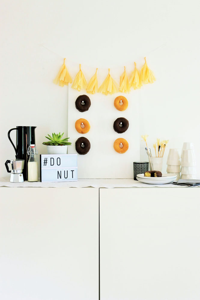 Bild: DIY Donut Wand - Mit dieser einfachen Schritt-für-Schritt Anleitung eine angesagte Donut und Wand für die Party oder Hochzeit selber machen: gefunden auf www.partystories.de