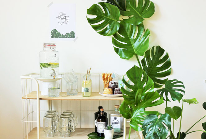 Bild: DIY Greenery und urban Jungle Deko Ideen für die Party und Hochzeit; mit Freebie Bastelvorlage für Monstera Party Deko Printables; gefunden auf www.partystories.de