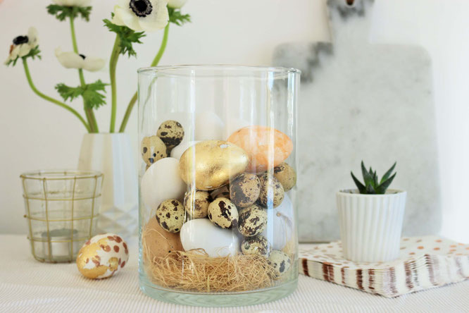 • Bild: DIY Dekoration für Ostern – Ostereier mit Servietten und Blattgold basteln, die Alternative zum Ostereier bemalen; Ideen und Anleitung gefunden auf www.partystories.de