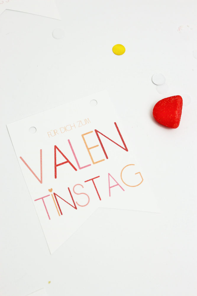 Bild: DIY Geschenkanhaenger Valentinstag – mit dieser kostenlosen Bastelvorlage schöne Geschenkanhänger zum Valentinstag für sie und ihn und dem Galentinesday ausdrucken // gefunden auf partystories.de // #Valentinstag #DIYgeschenk #selberbasteln
