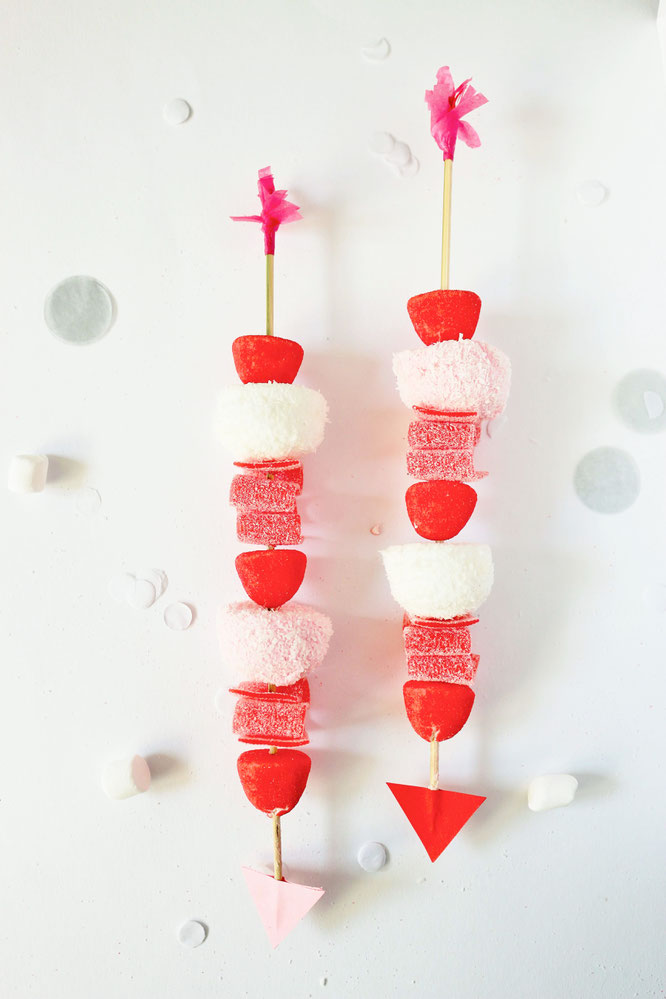 Bild: Süßigkeiten als Geschenkidee selber machen – mit dieser Anleitung Süßigkeiten Spieße zum Valentinstag verschenken; gefunden auf dem DIY Deko & Partystleing Blog Partystories.de // #Valentinstag #DIYgeschenk #LoveisSweet