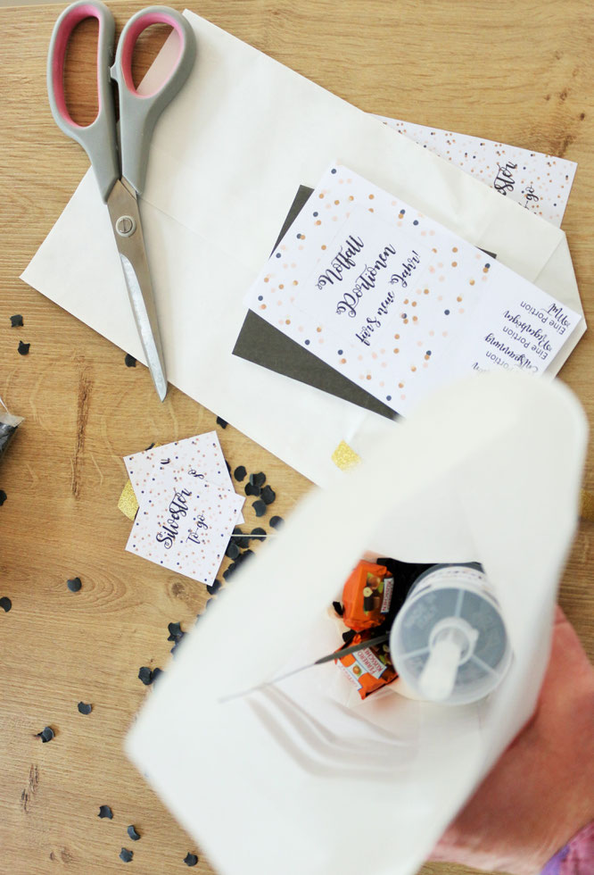 Bild: ein schnelles DIY Geschenk für die Silvesterparty: Silvester to-go - mit Glückskeksen, Wunderkerzen, Konfetti und Mitternachtsküsschen, gefunden auf Partystories.de