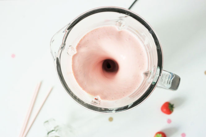 Bild: Gesunder Smoothie-Milkshake mit Erdbeeren, Bananen und Joghurt – mit diesem Rezept ganz einfach leckere Shakes für die Party und jeden Anlass zum feiern mixen // gefunden auf dem DIY-, Kreativ- und Foodblog www.partystories.de // #Erdbeerrezept