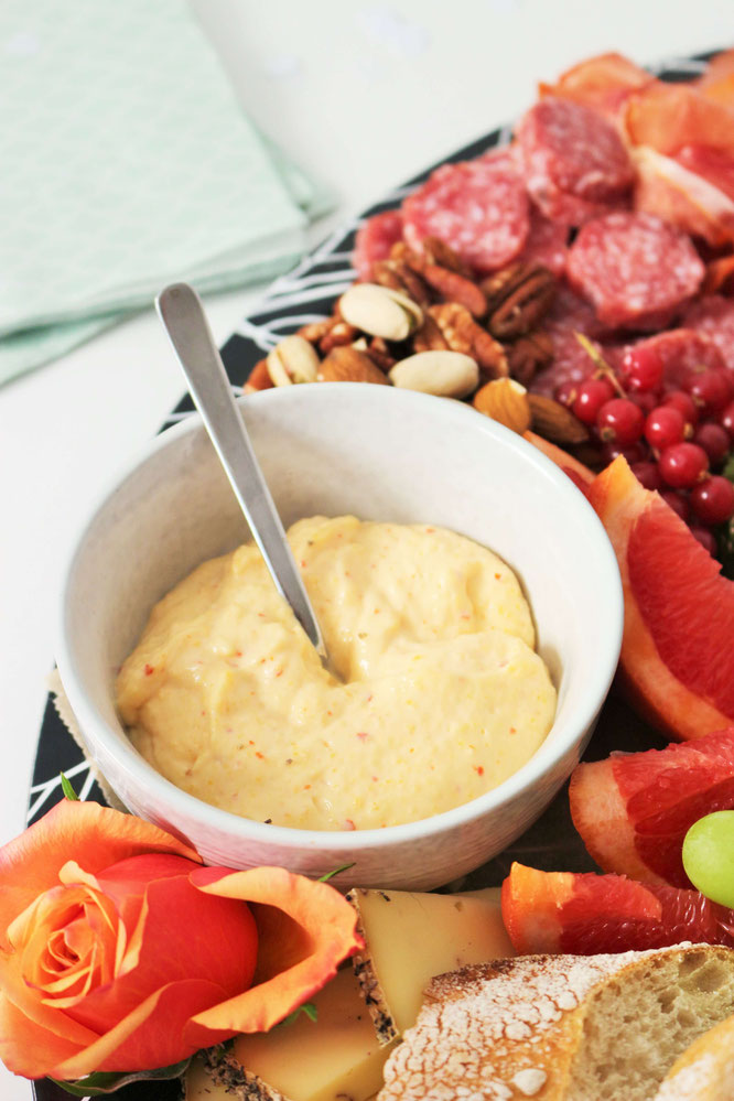 Bild: Partyfood Trend Charcuterie Board & Grazing Platter - mit diesen Tipps & Ideen die ultimative (kalte) Partysnack Platte für jeden Anlass umsetzen! // gefunden auf dem DIY Kreativblog www.partystories.de // #partyfood #mottoparty #kalteplatte