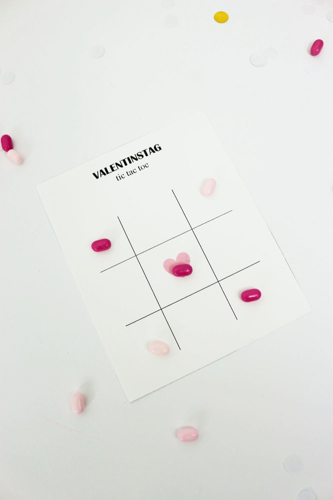 Bild: DIY Geschenk zum Valentinstag für Sie und ihn: tic-tac-toe Spiel mit Süßigkeiten verschenken, inkl. kostenloser Bastelvorlage auf Partystories.de // #valentinstag #galentinesday #diygeschenk #selberbasteln #partystories