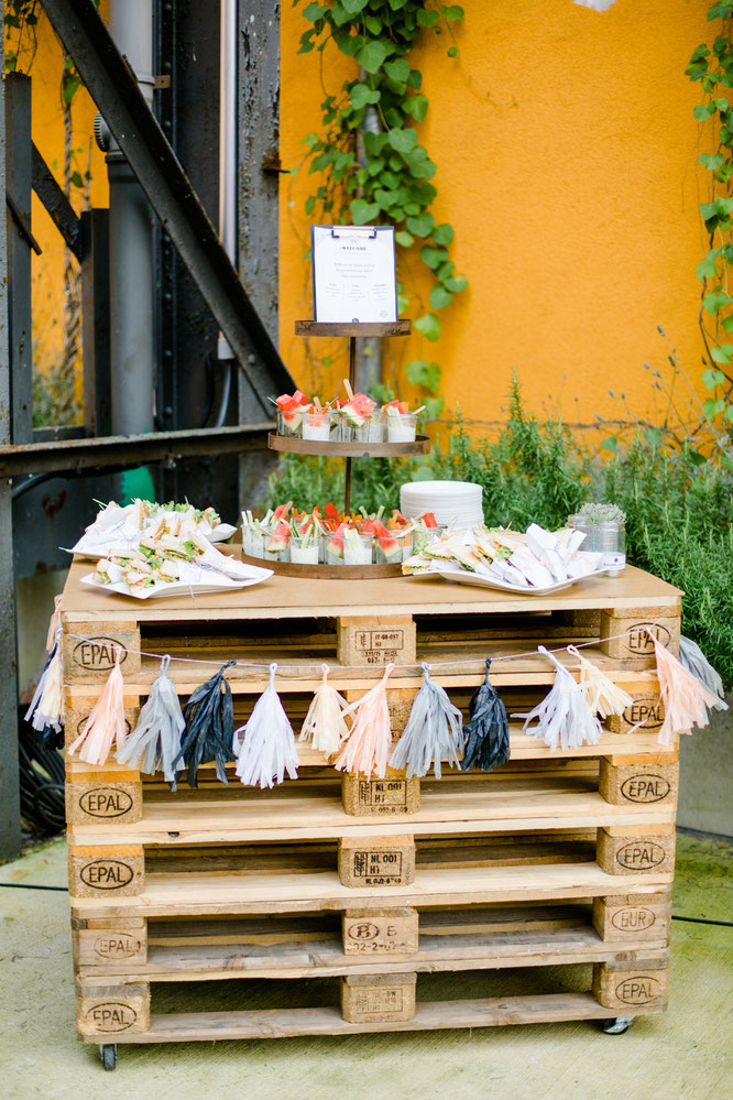 Bild: Finde Ideen und Inspirationen für eine urbane Industriehochzeit - ich zeige dir meine Sommerhochzeit in Düsseldorf mit freier Trauung, Foodtruck und vielen DIY Ideen! gefunden auf www.Partystories.de, Fotos von Jana Köhler Fotografie