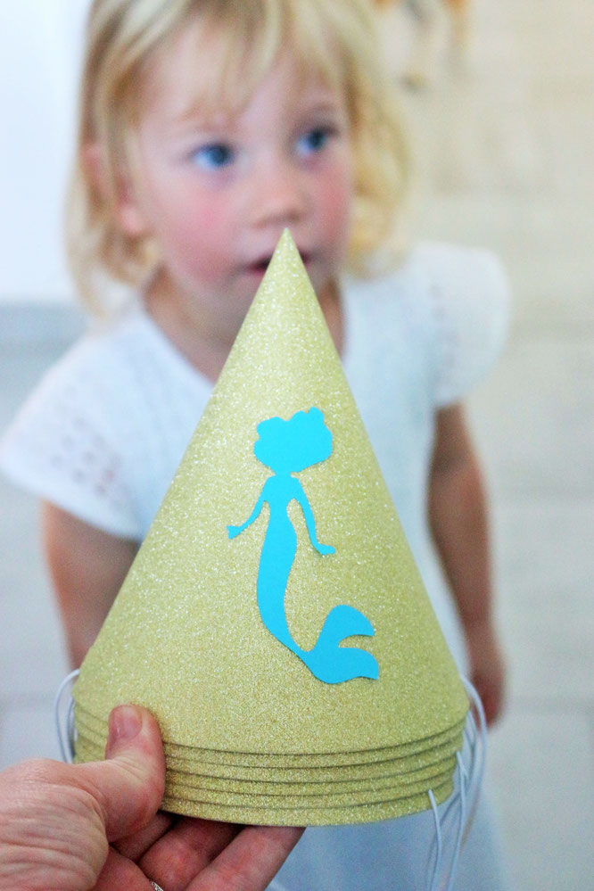 Bild: Ideen für eine Meerjungfrauen Mermaid Motto Party als Kindergeburtstag oder Babyparty feiern - Ideen für Meerjungfrauen Dekoration, Meerjungfrauen Kuchen und viele Tipps von Partystories.de // #meerjungfrau #diyparty #partystyling #mottoparty