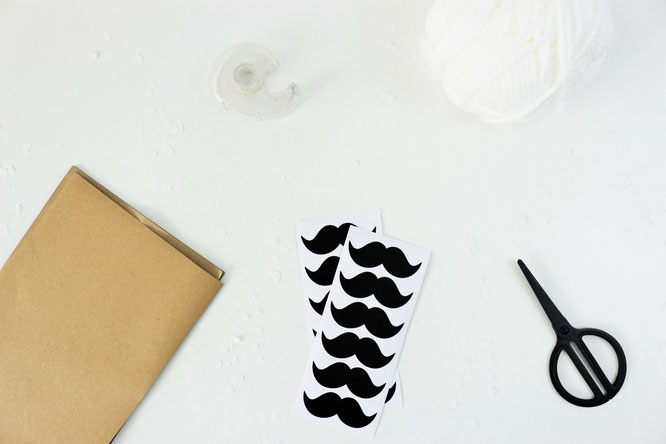 Bild: DIY Girlande aus Papier basteln - Mit dieser Anleitung ganz einfach schöne Motto-Girlanden im Moustache-Stil für eine Mottoparty für Ihn oder zum Geburtstag mit Moustaches selber machen // Partystories.de // #diyDeko #Girlande #Partydeko