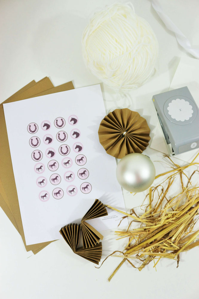 Bild: DIY Adventskalender für Kinder & Pferde-Fans mit dieser Anleitung als Upcycling-Adventskiste ganz einfach und kreativ selber machen. Mit Schritt-für-Schritt Anleitung für Reiterabzeichen. // Partystories.de entdecken! // #diyAdventskalender #Pferde