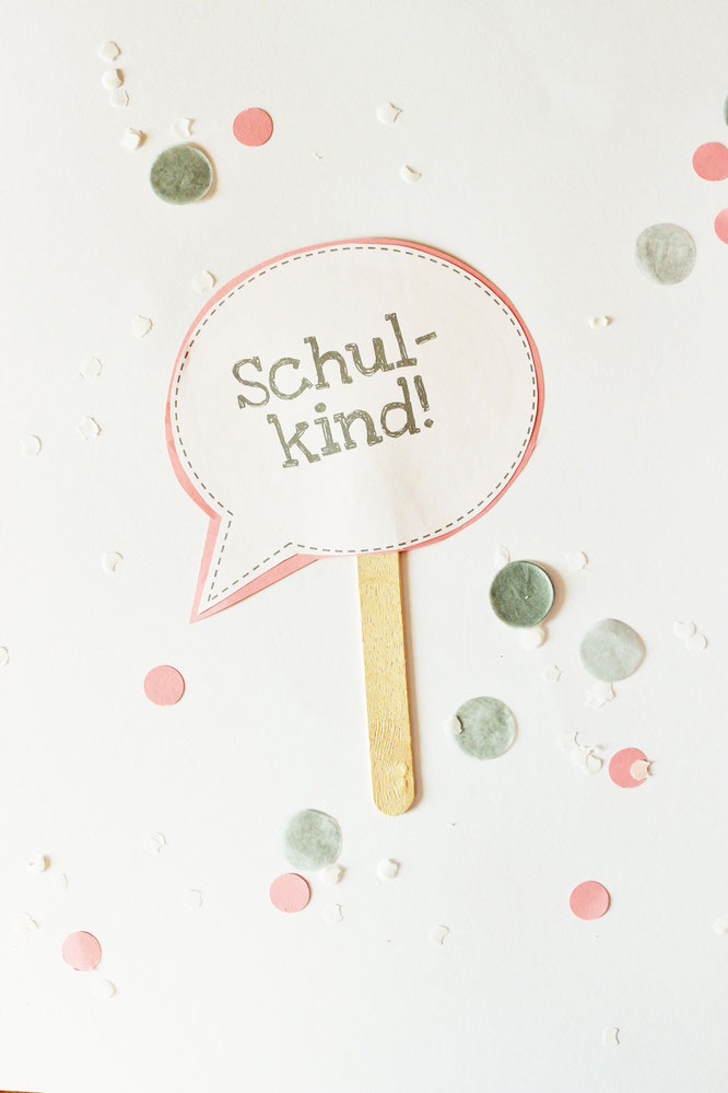 Bild: DIY Deko zur Einschulung und für die Einschulungsparty - Photoprops selber basteln für schöne Fotos mit dem Schulkind, mit Freebie Bastelvorlage von Partystories.de